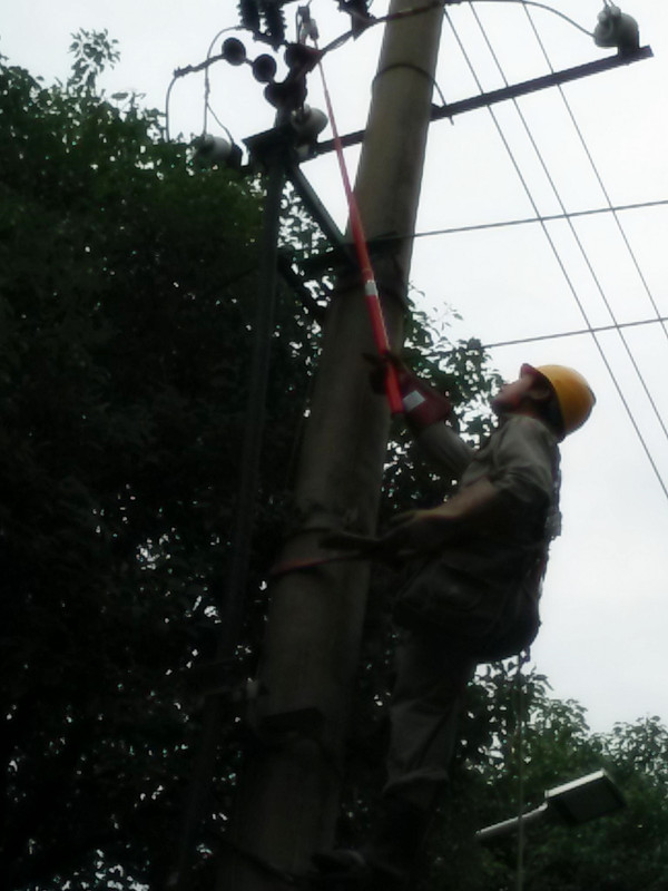 停電后進行驗電及掛接地線 